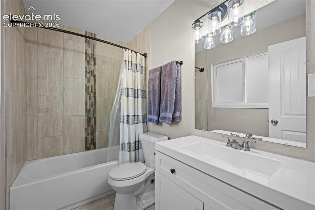 Image 7 of 18: Bathroom