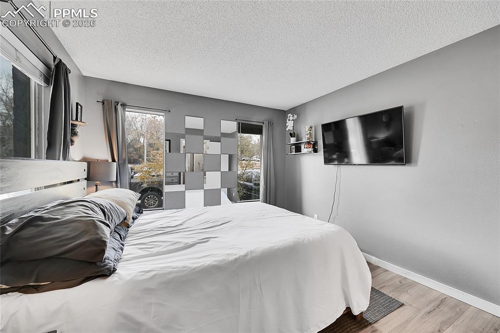 Image 18 of 27: Bedroom