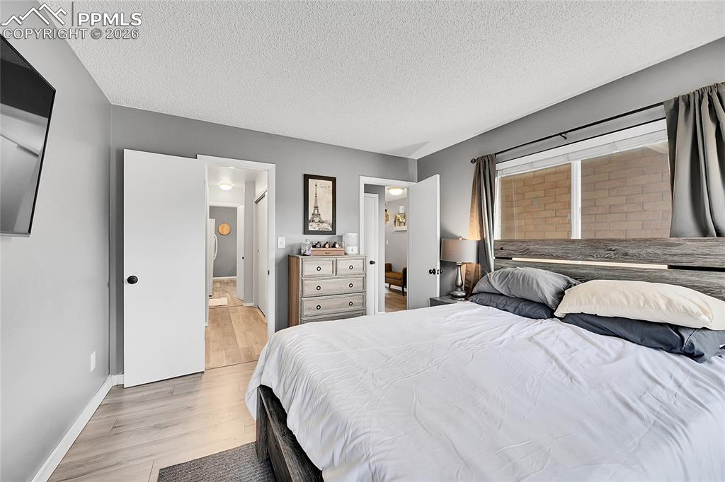 Image 19 of 27: Bedroom
