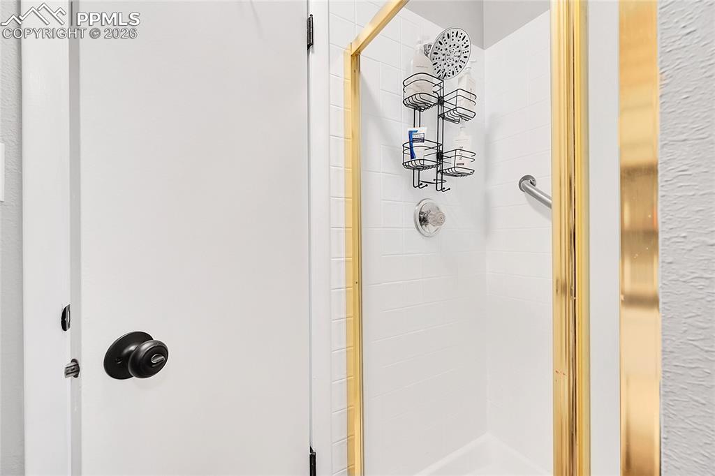 Image 21 of 27: Bathroom