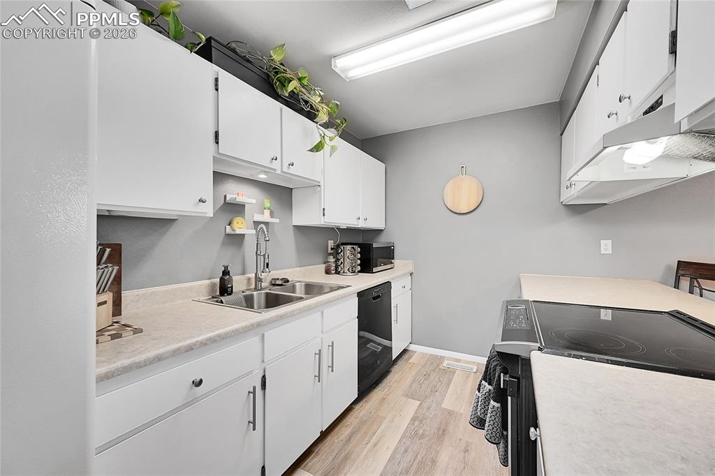 Image 6 of 27: Kitchen