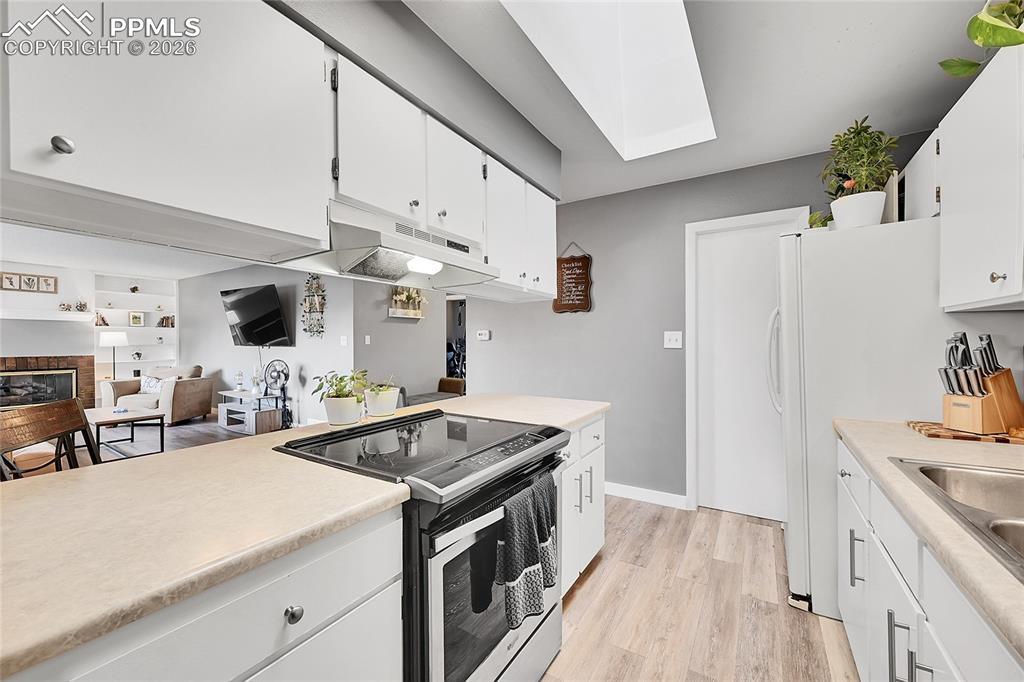 Image 7 of 27: Kitchen