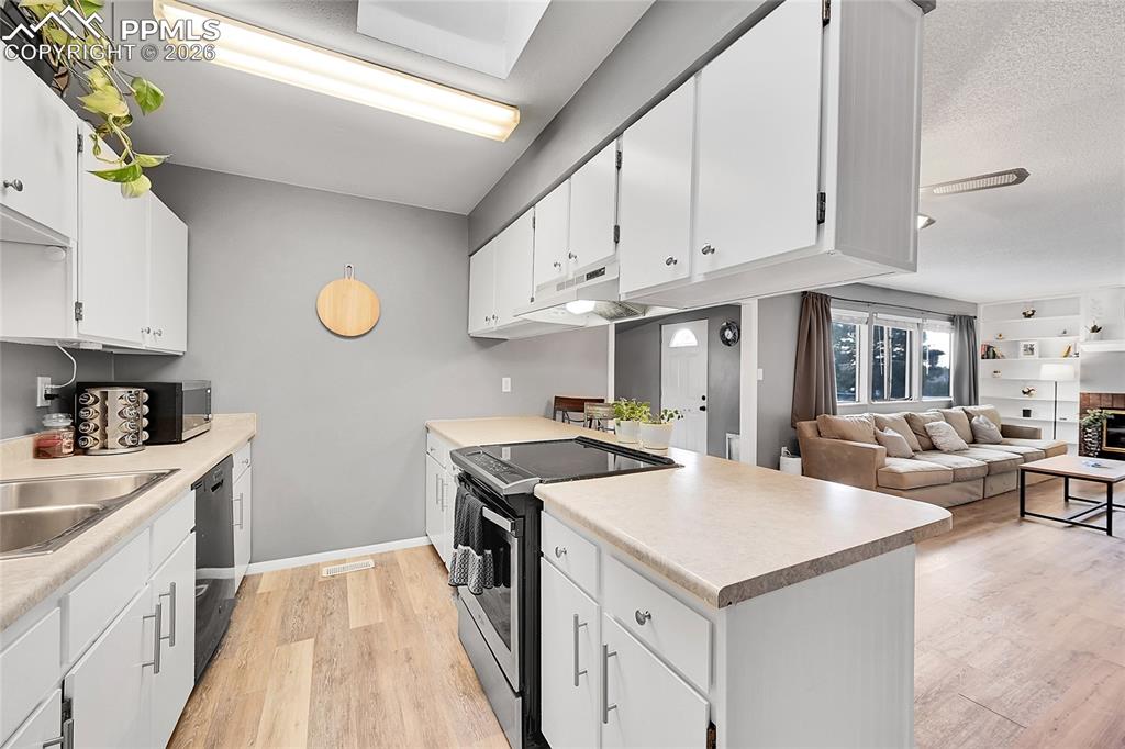 Image 8 of 27: Kitchen