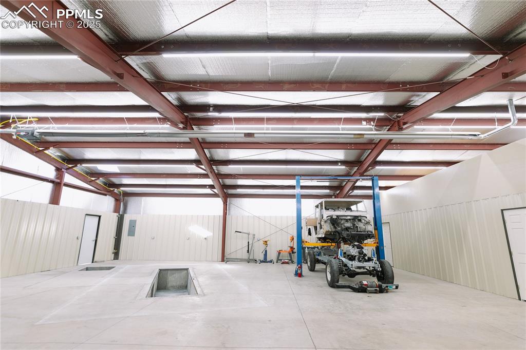 Image 14 of 45: Garage