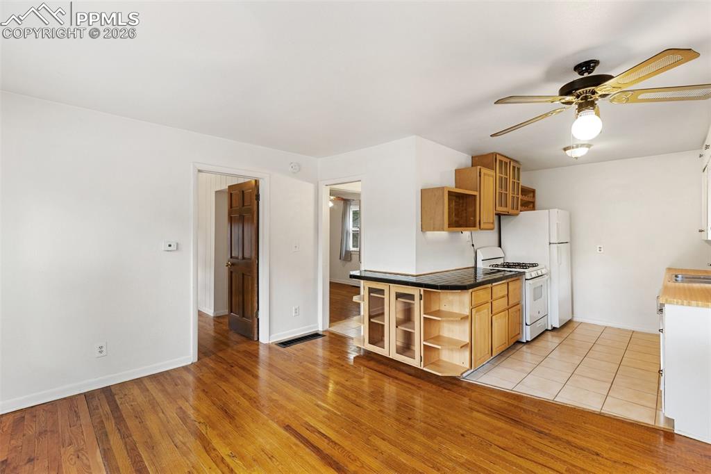 Image 14 of 49: Kitchen