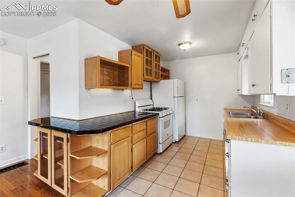 Image 18 of 49: Kitchen