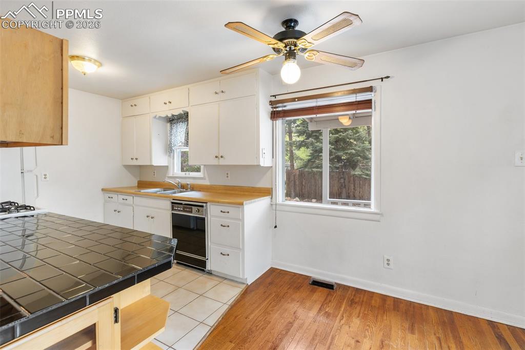 Image 19 of 49: Kitchen