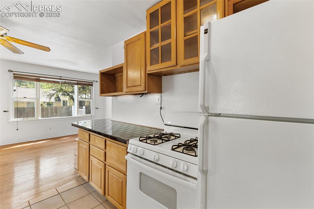 Image 21 of 49: Kitchen