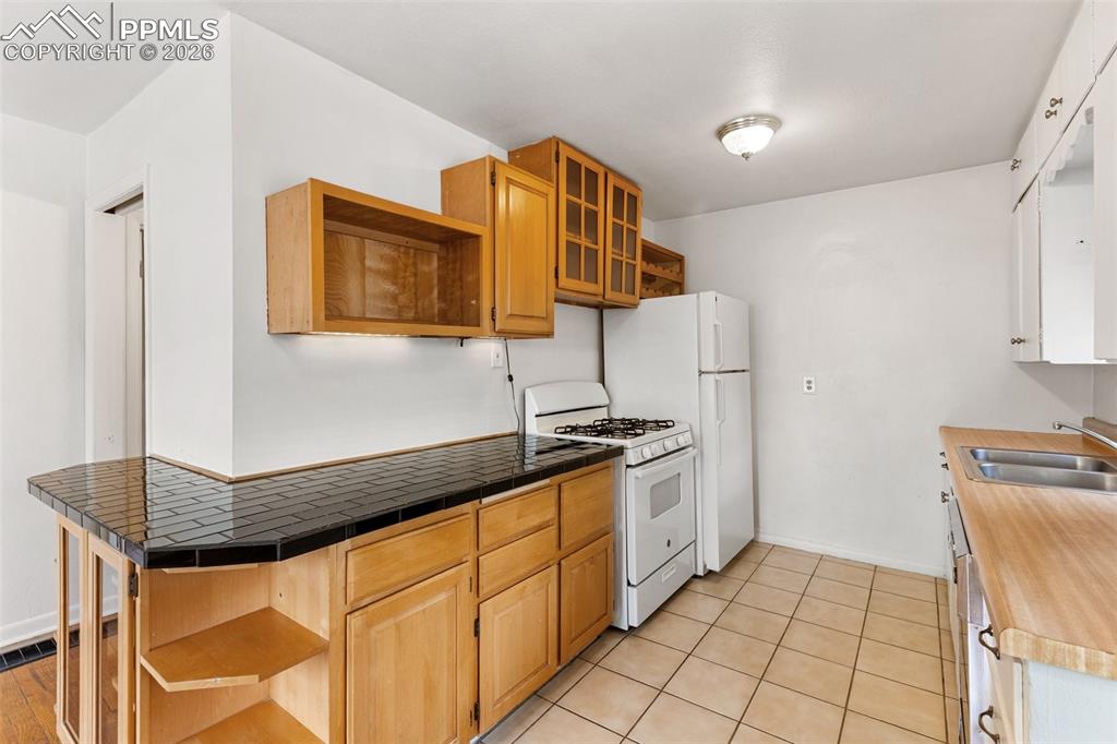 Image 22 of 49: Kitchen