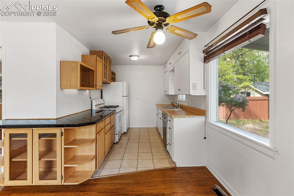 Image 23 of 49: Kitchen