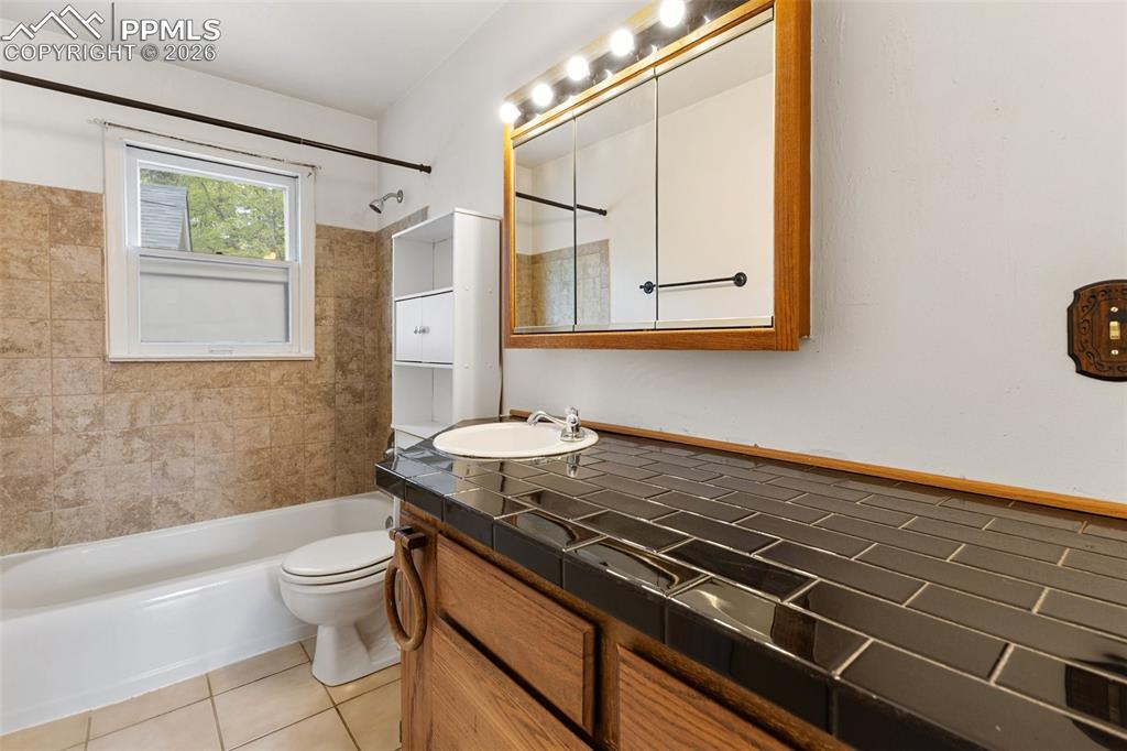 Image 24 of 49: Bathroom