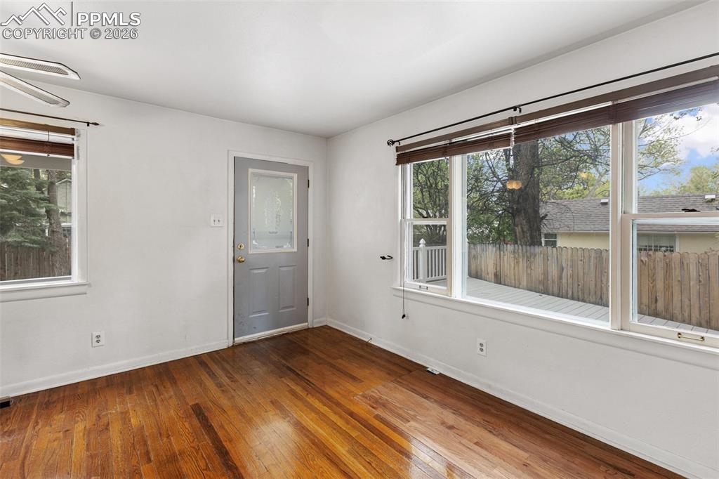 Image 26 of 49: Living Room