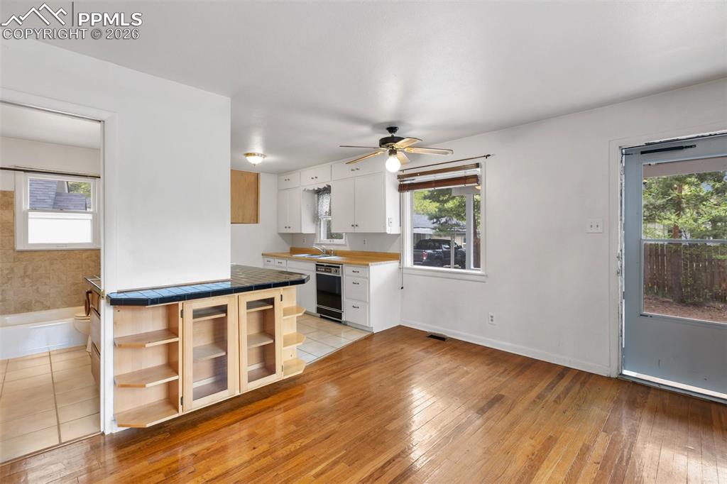 Image 32 of 49: Living Room