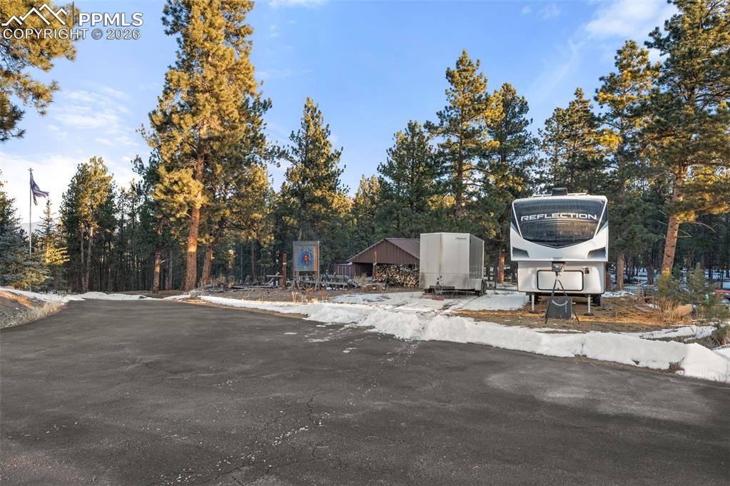 Image 46 of 50: More storage and parking space for whatever your heart desires. Large stor