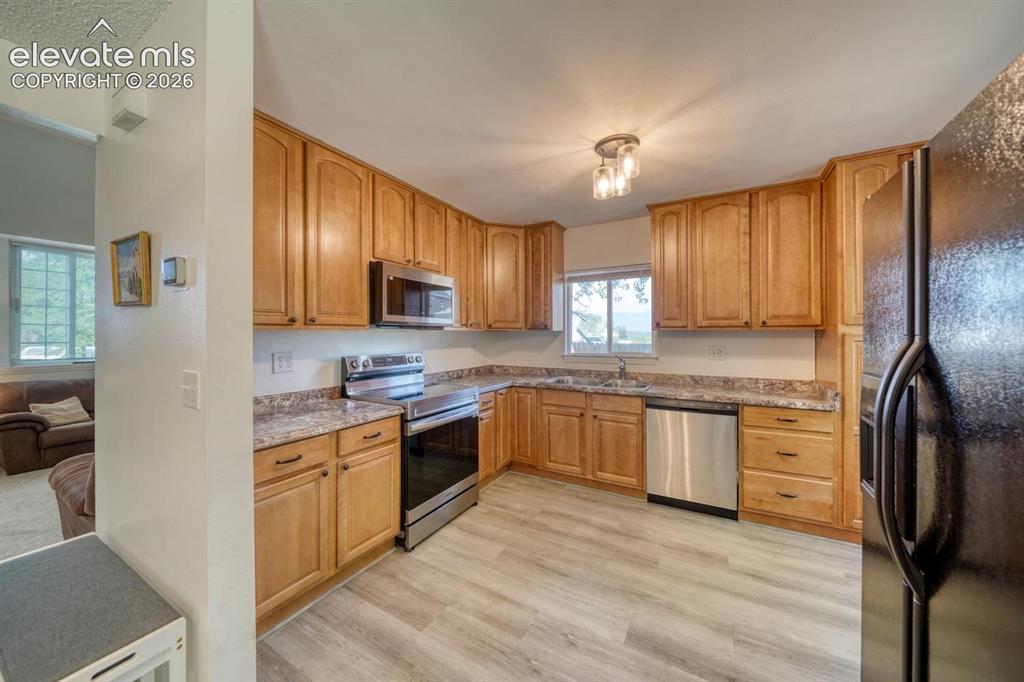 Image 10 of 41: Kitchen