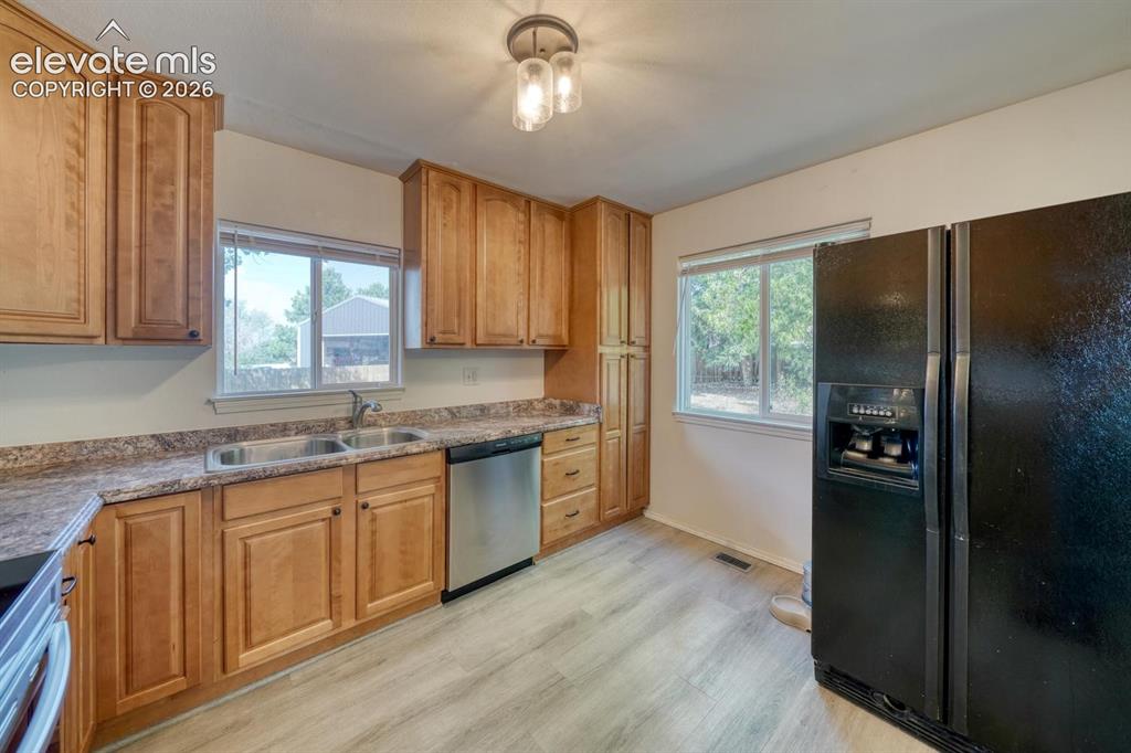 Image 11 of 41: Kitchen