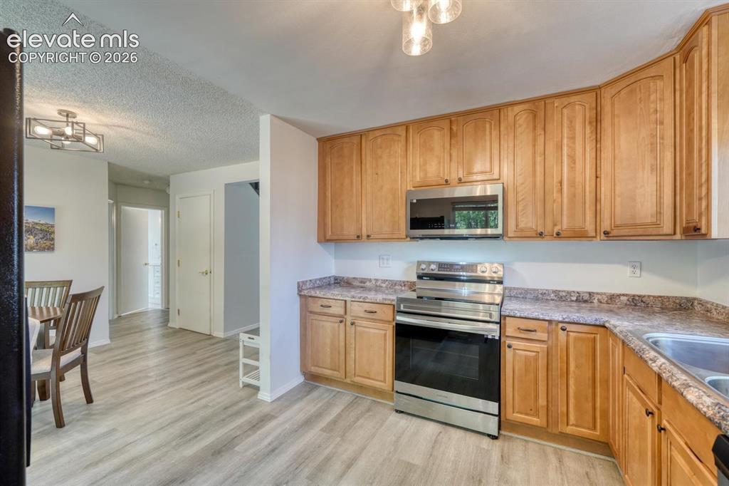 Image 12 of 41: Kitchen