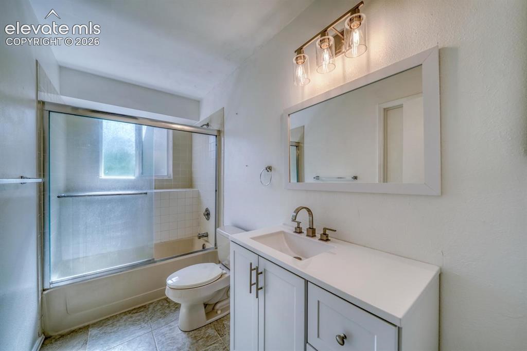 Image 22 of 41: Bathroom
