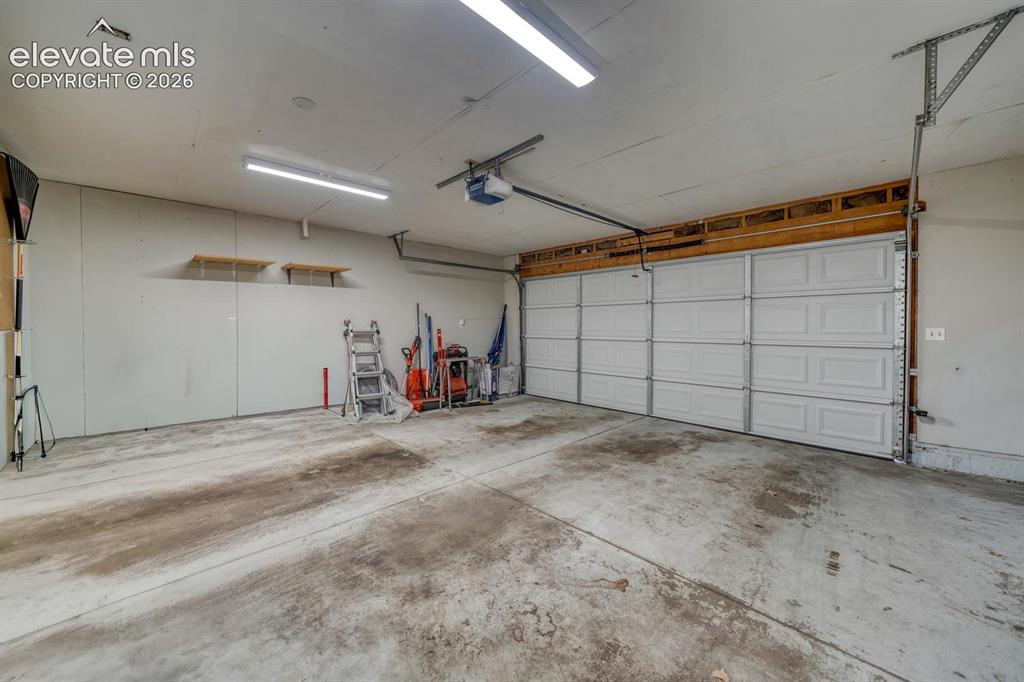 Image 29 of 41: Garage