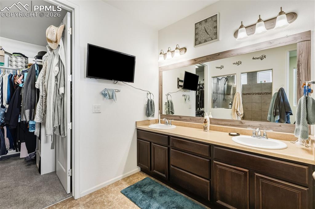 Image 31 of 43: Bathroom