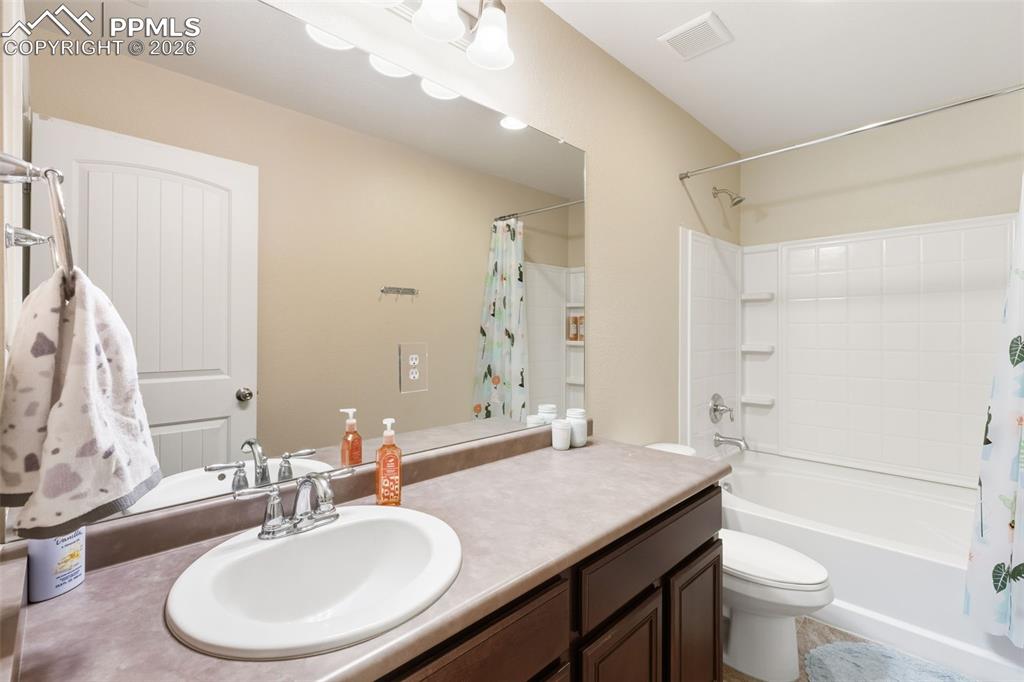 Image 34 of 43: Bathroom