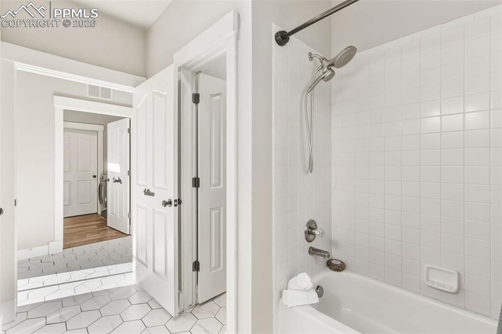 Image 14 of 48: Bathroom