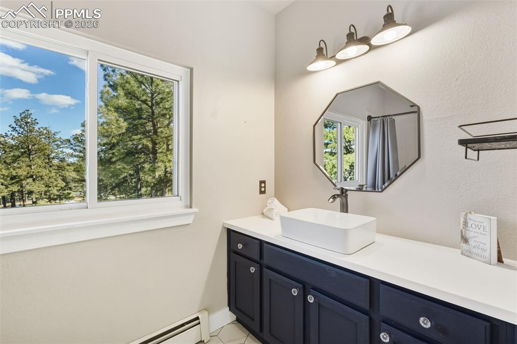 Image 15 of 48: Bathroom