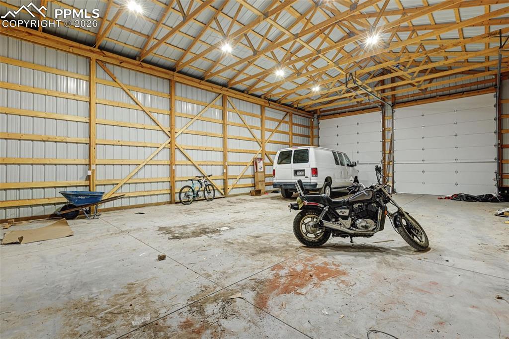 Image 35 of 48: Garage