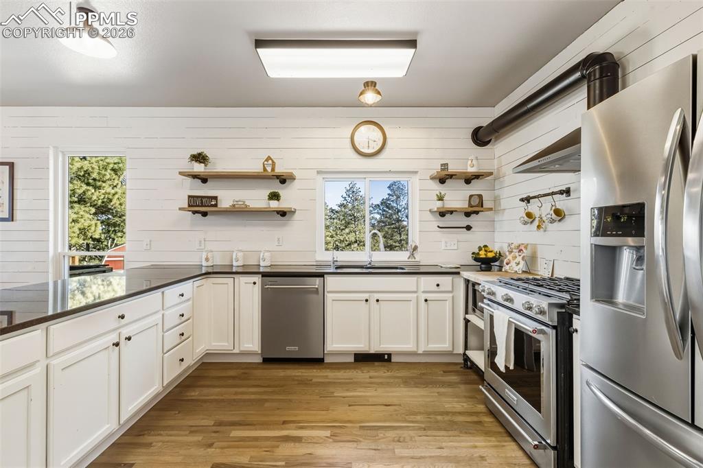 Image 7 of 48: Kitchen