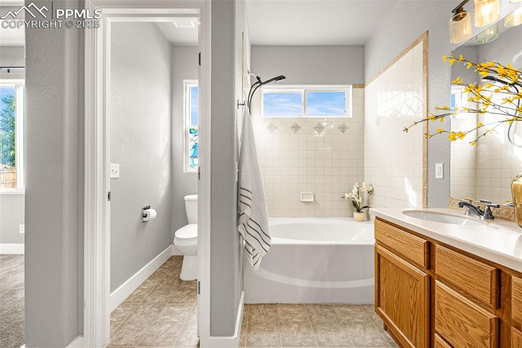 Image 16 of 34: Bathroom