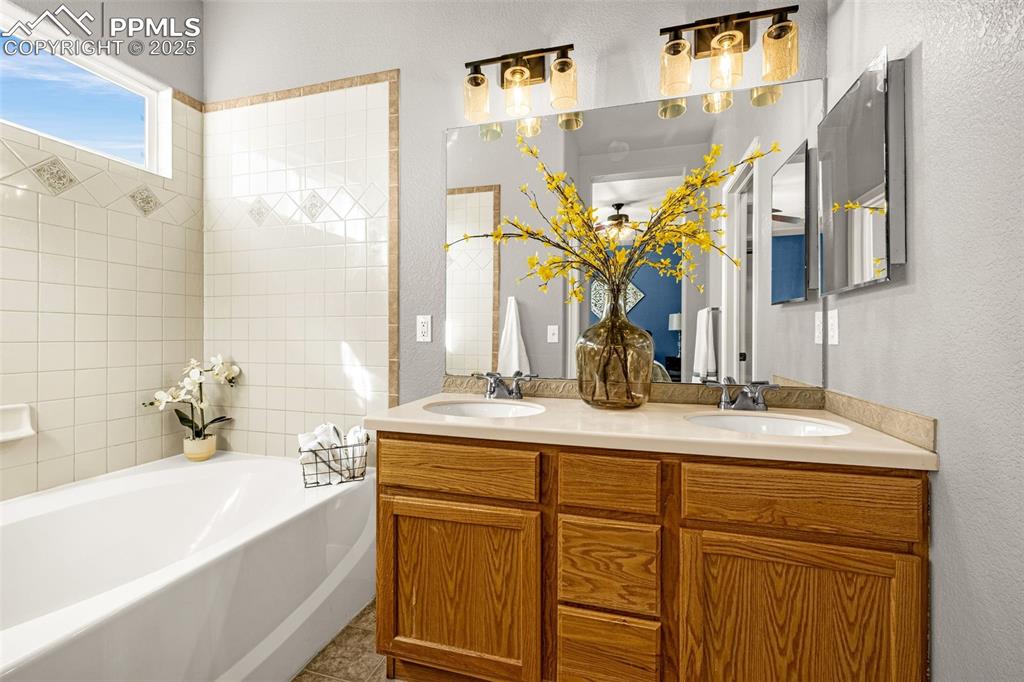 Image 18 of 34: Bathroom