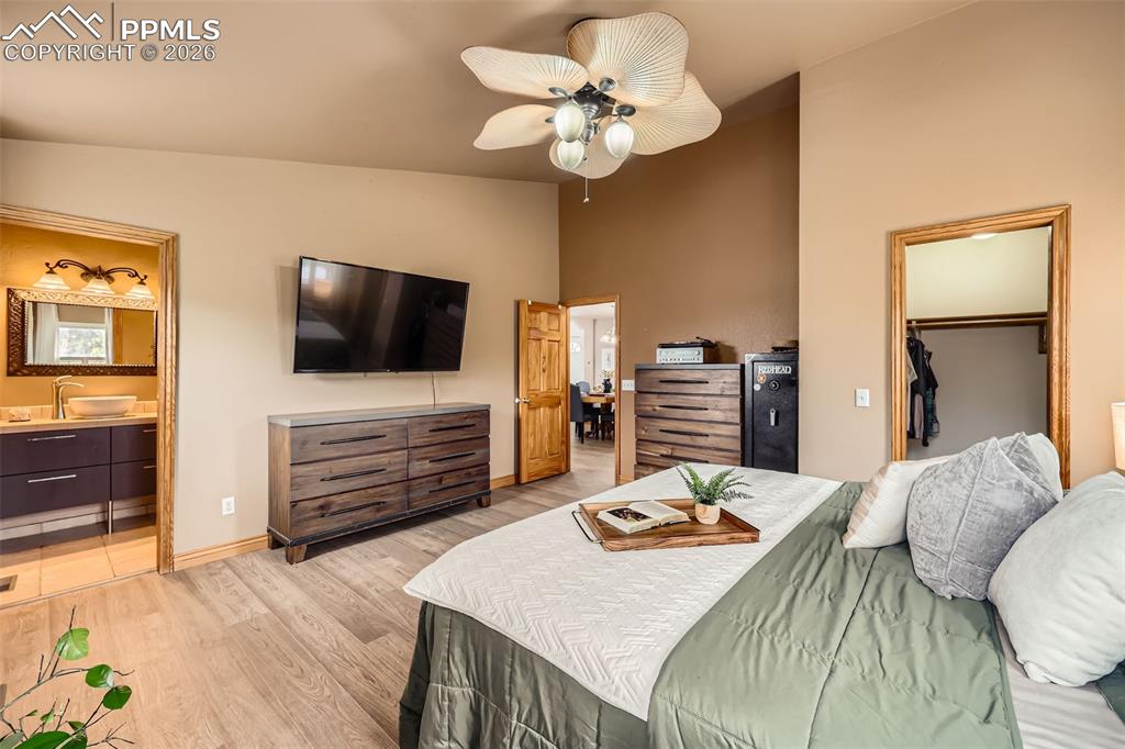 Image 11 of 28: Bedroom