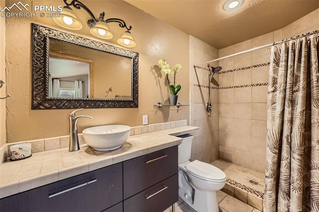 Image 12 of 28: Bathroom