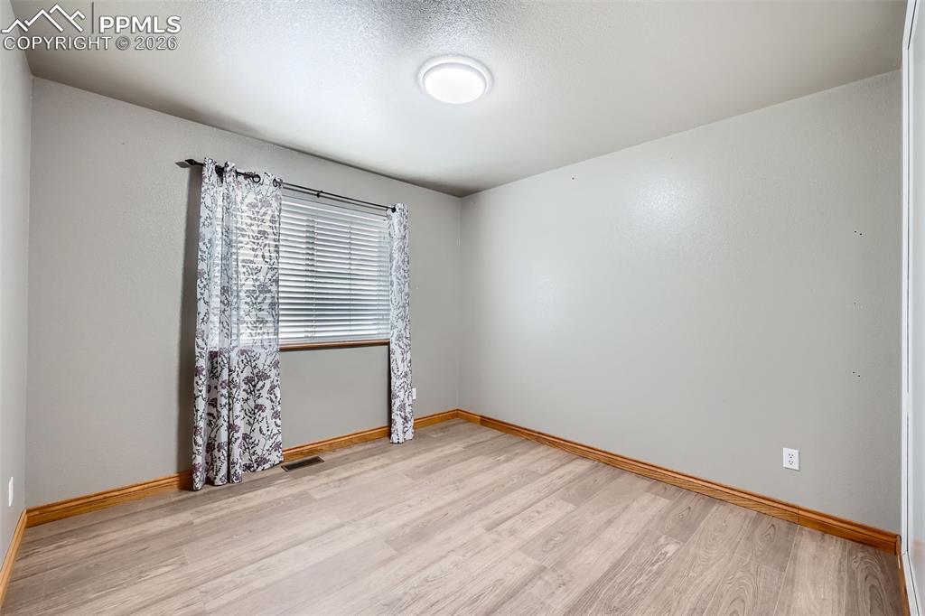 Image 18 of 28: Bedroom