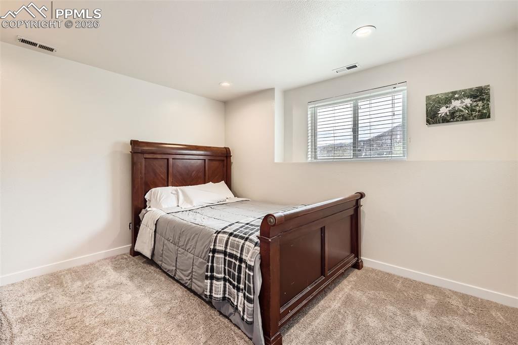 Image 19 of 28: Bedroom