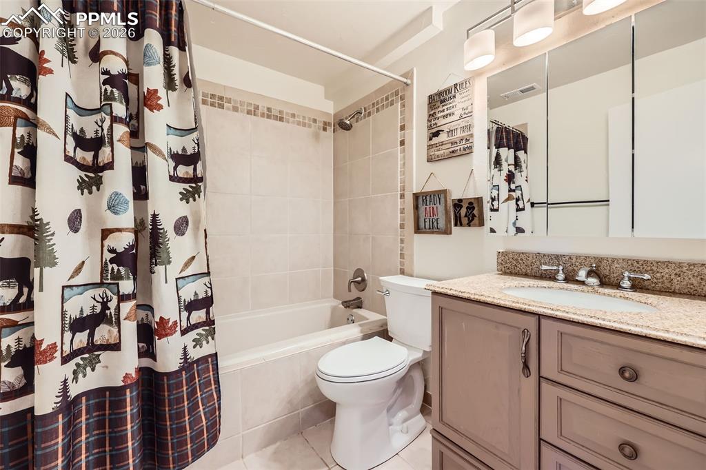 Image 20 of 28: Bathroom