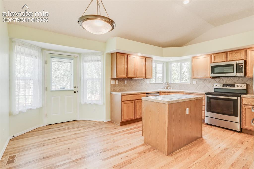 Image 15 of 47: Kitchen
