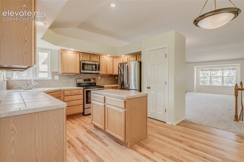 Image 16 of 47: Kitchen