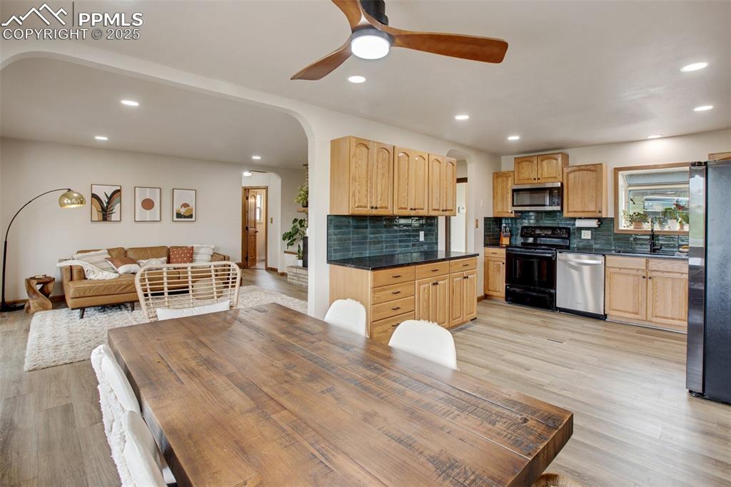 Image 10 of 49: Dining Area