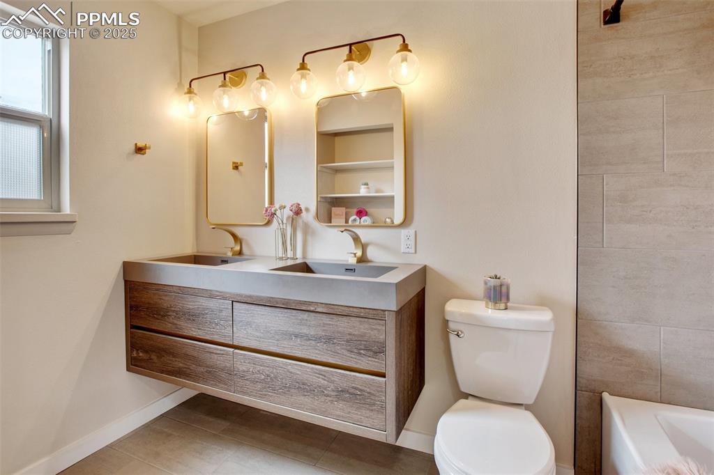 Image 20 of 49: Bathroom