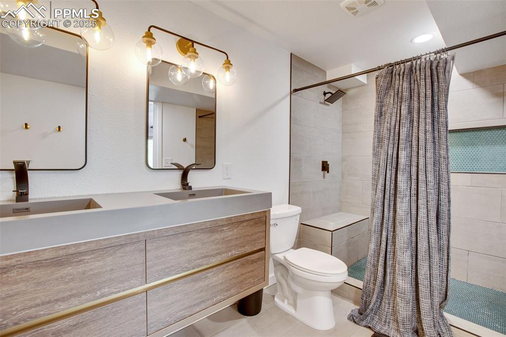 Image 30 of 49: Bathroom