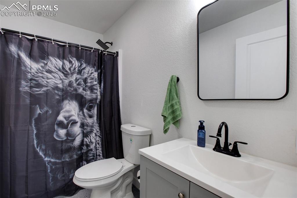 Image 39 of 49: Bathroom