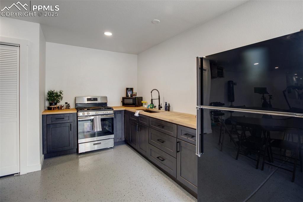 Image 41 of 49: Kitchen