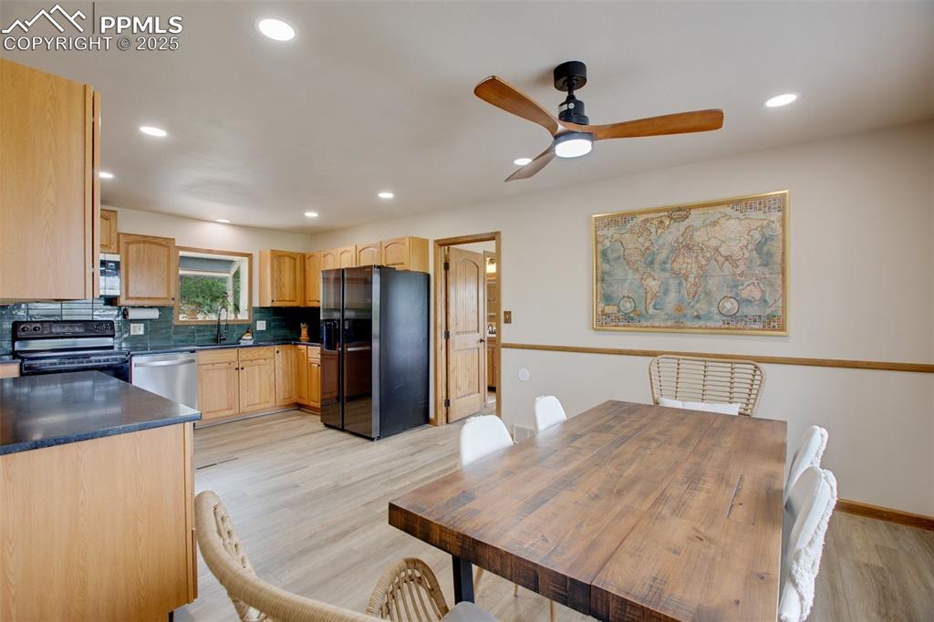 Image 9 of 49: Dining Area