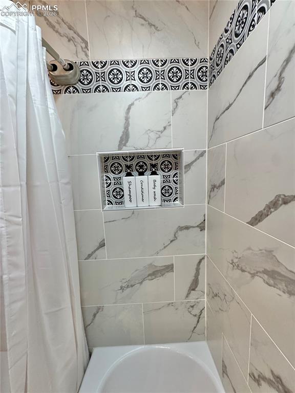 Image 18 of 49: Bathroom