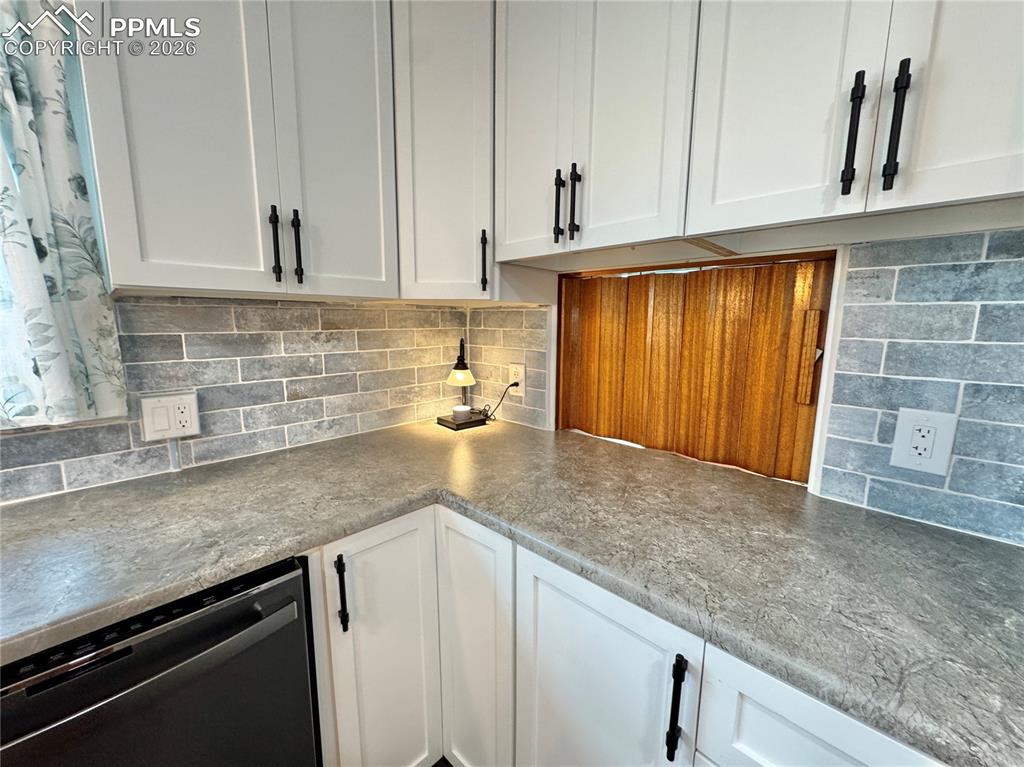 Image 25 of 49: Kitchen