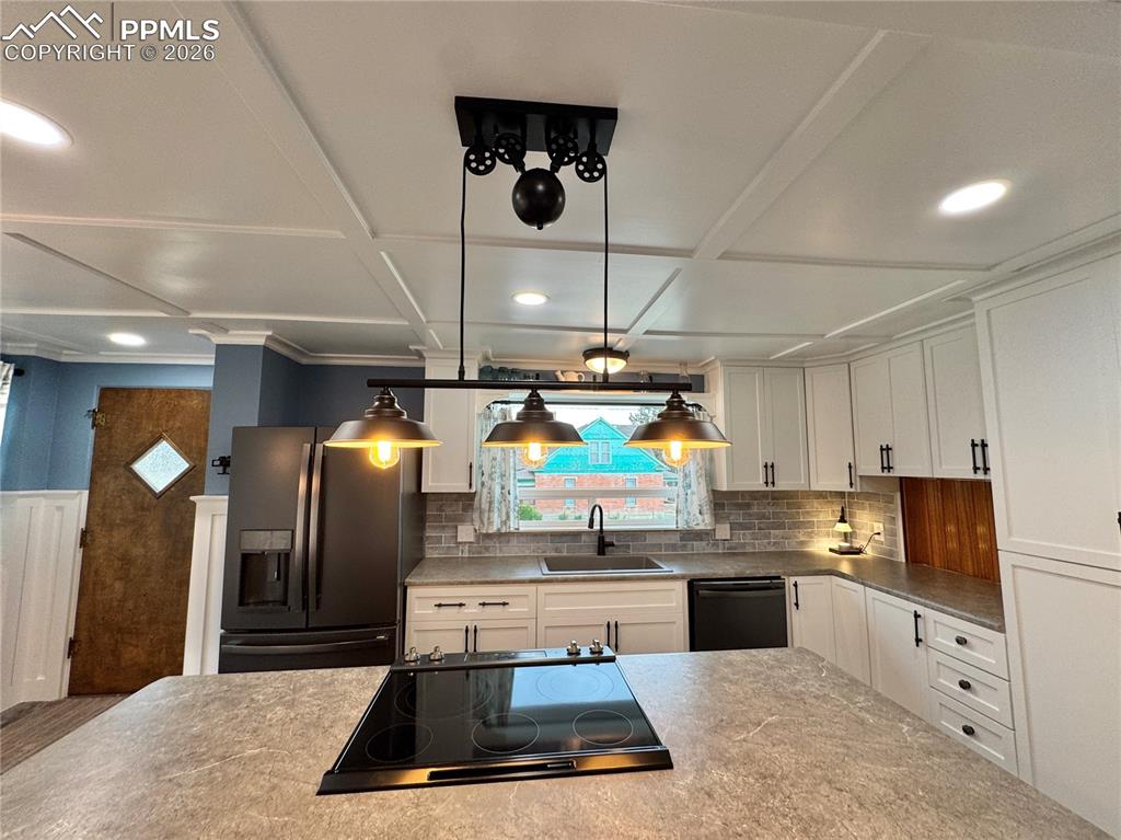 Image 32 of 49: Kitchen