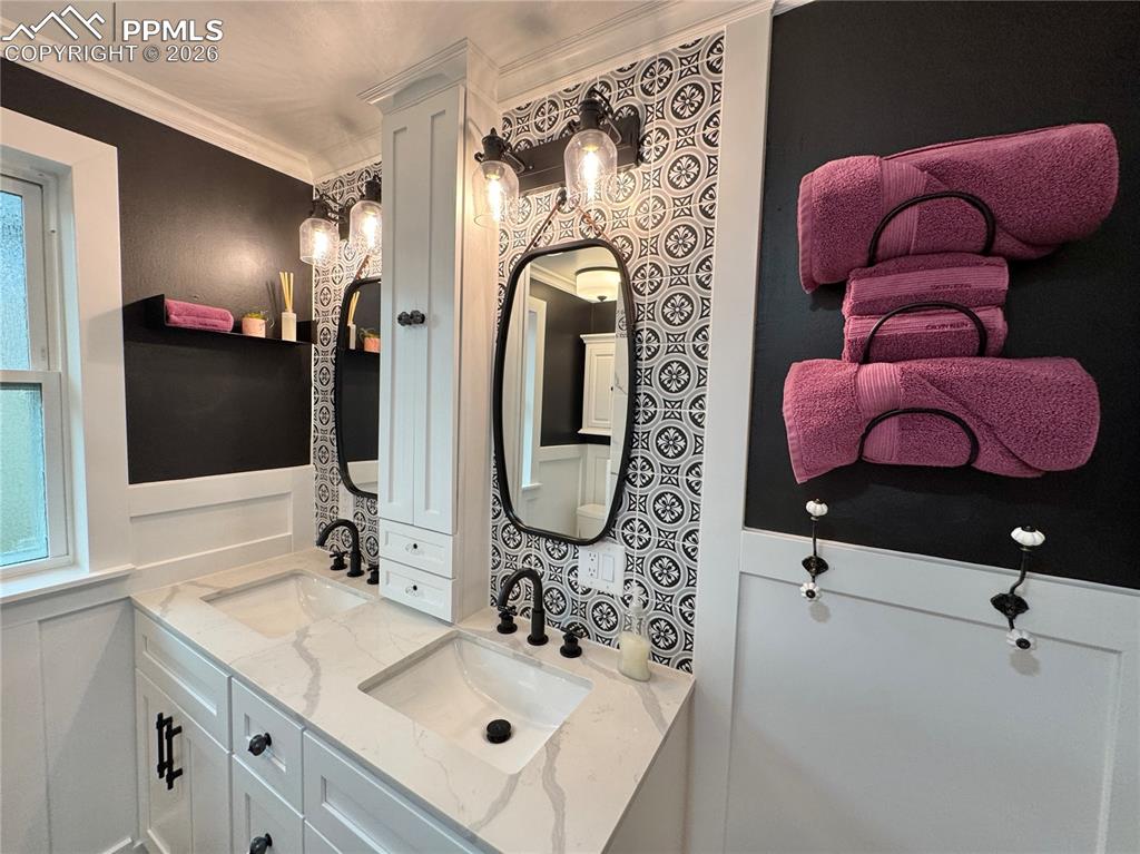 Image 34 of 49: Bathroom