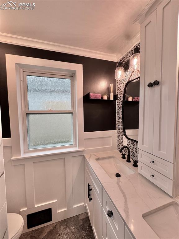 Image 35 of 49: Bathroom