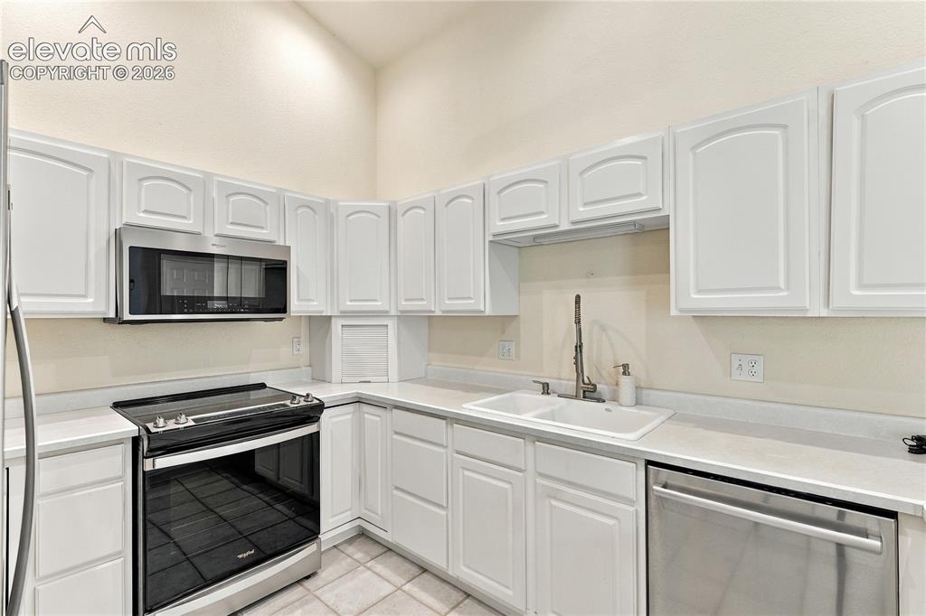 Image 9 of 29: Kitchen